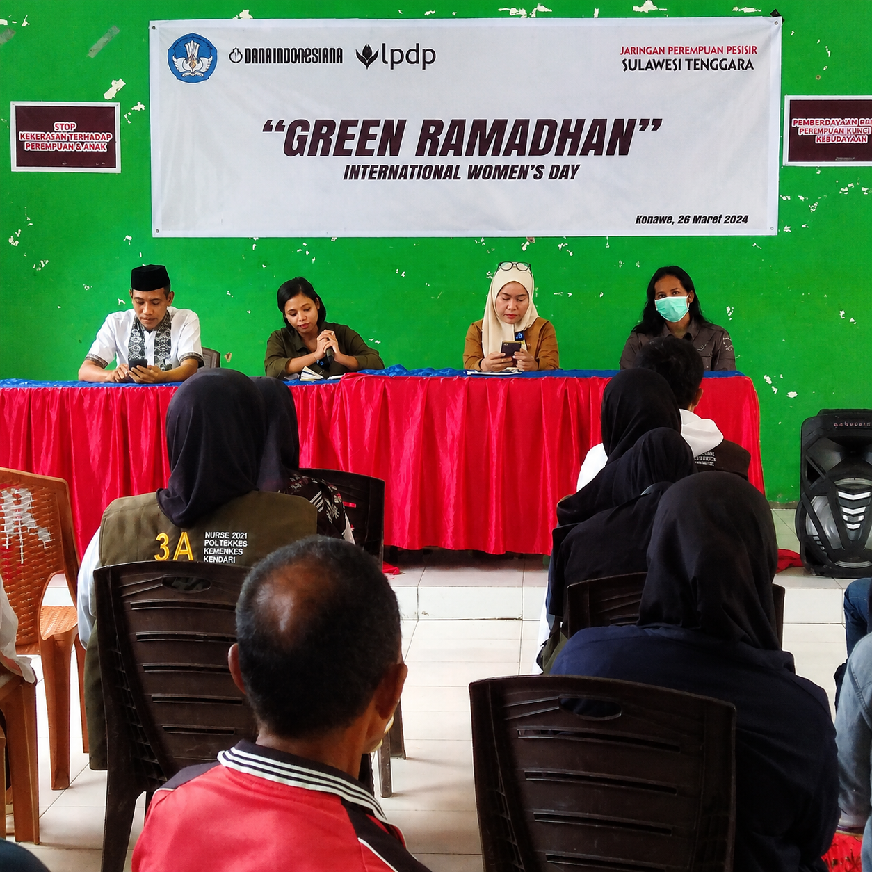 Pemateri dan peserta mengikuti kegiatan Green Ramadhan yang diselenggarakan Jaringan Perempuan Pesisir Sulawesi Tenggara dalam rangka Hari Perempuan Internasional di Kampung Mekar, Kecamatan Soropia, Kabupaten Konawe, 26 Maret 2024.