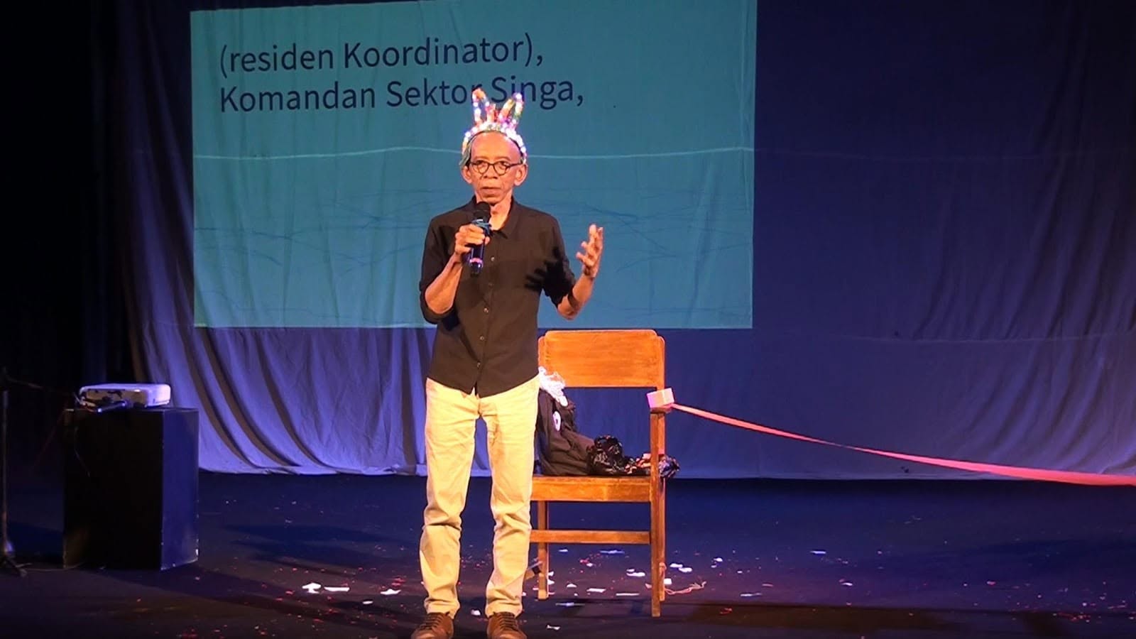 Sastrawan Afrizal Malna menyampaikan Pidato Kebudayaan di atas panggung pada acara yang diselenggarakan Jaringan Perempuan Pesisir Sulawesi Tenggara di Kota Kendari tahun 2024.