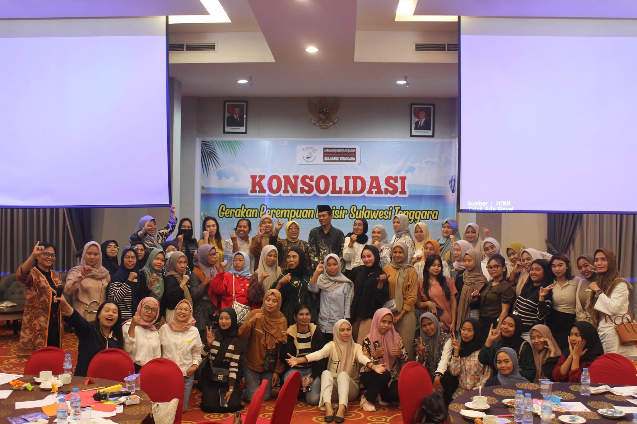 Peserta Jaringan Perempuan Pesisir Sulawesi Tenggara berfoto bersama usai pertemuan dan perumusan Manifesto Kebudayaan Perempuan Pesisir di Hotel Horison Kendari, 16 Januari 2025.