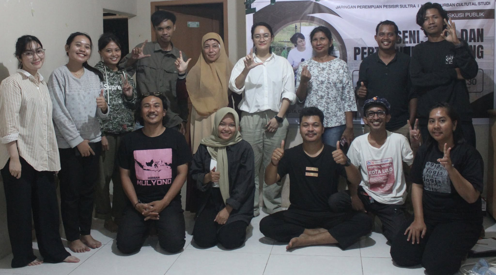 Peserta mengikuti kegiatan bincang sore dan buka puasa bersama memperingati Hari Perempuan Internasional bertema "Suara Perempuan dalam Menghadapi Kerusakan Lingkungan" yang diselenggarakan JPP Sultra, Kendari Urban Studies, dan Trend Asia.