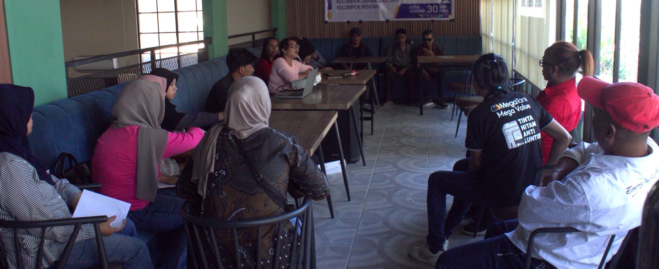 Yustin Fendrita menyampaikan materi dalam Sosialisasi Undang-Undang Tindak Pidana Kekerasan Seksual (UU TPKS) yang diselenggarakan Jaringan Perempuan Pesisir (JPP) Sulawesi Tenggara di Cafe EHL, Kota Kendari.