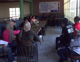Yustin Fendrita menyampaikan materi dalam Sosialisasi Undang-Undang Tindak Pidana Kekerasan Seksual (UU TPKS) yang diselenggarakan Jaringan Perempuan Pesisir (JPP) Sulawesi Tenggara di Cafe EHL, Kota Kendari.